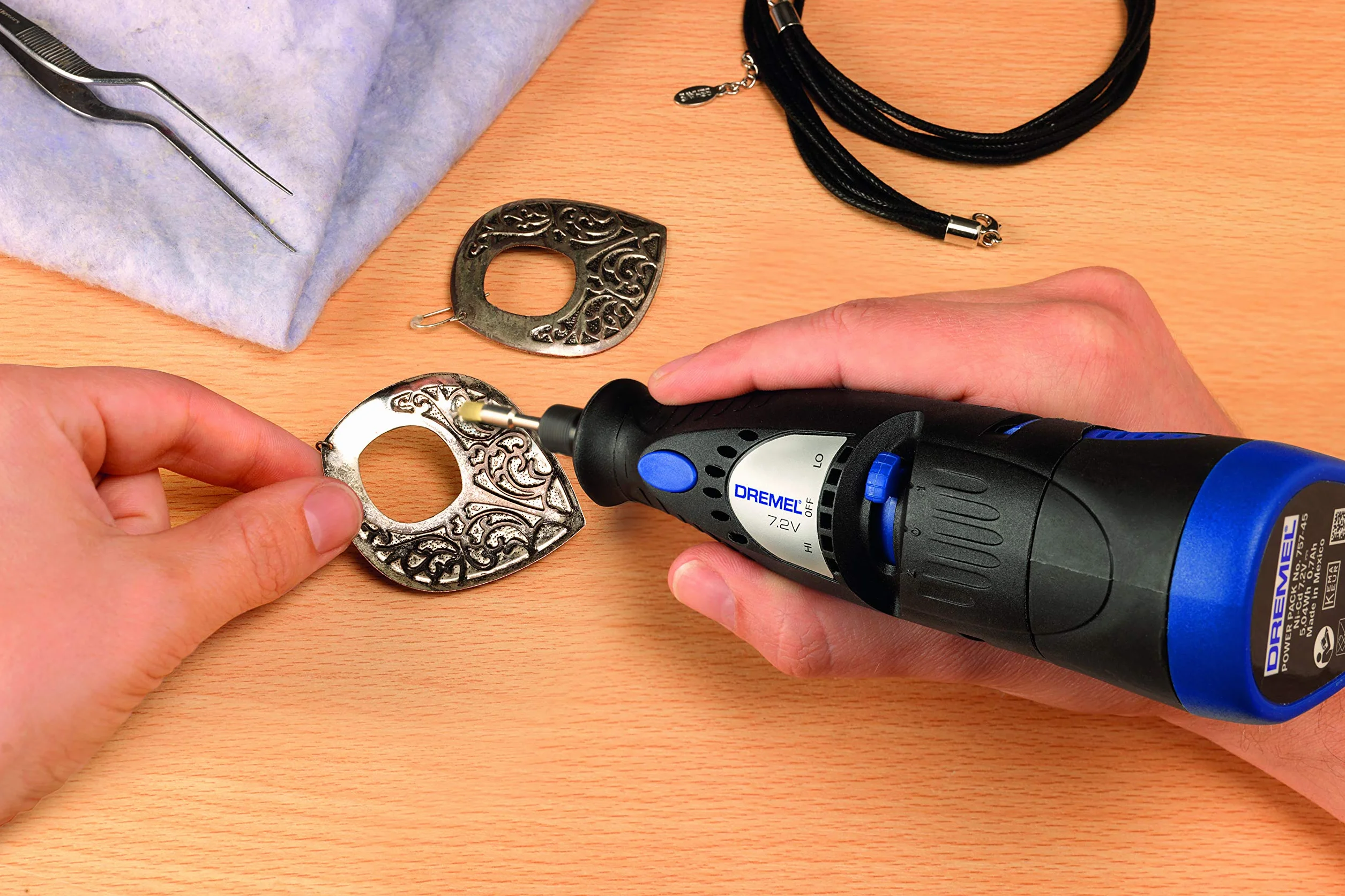 Dremel 537 szczotka mosiężna, zestaw akcesoriów: 2 szczotki (3,2 mm) do czyszczenia miękkich metali, takich jak złoto, brąz lub miedź