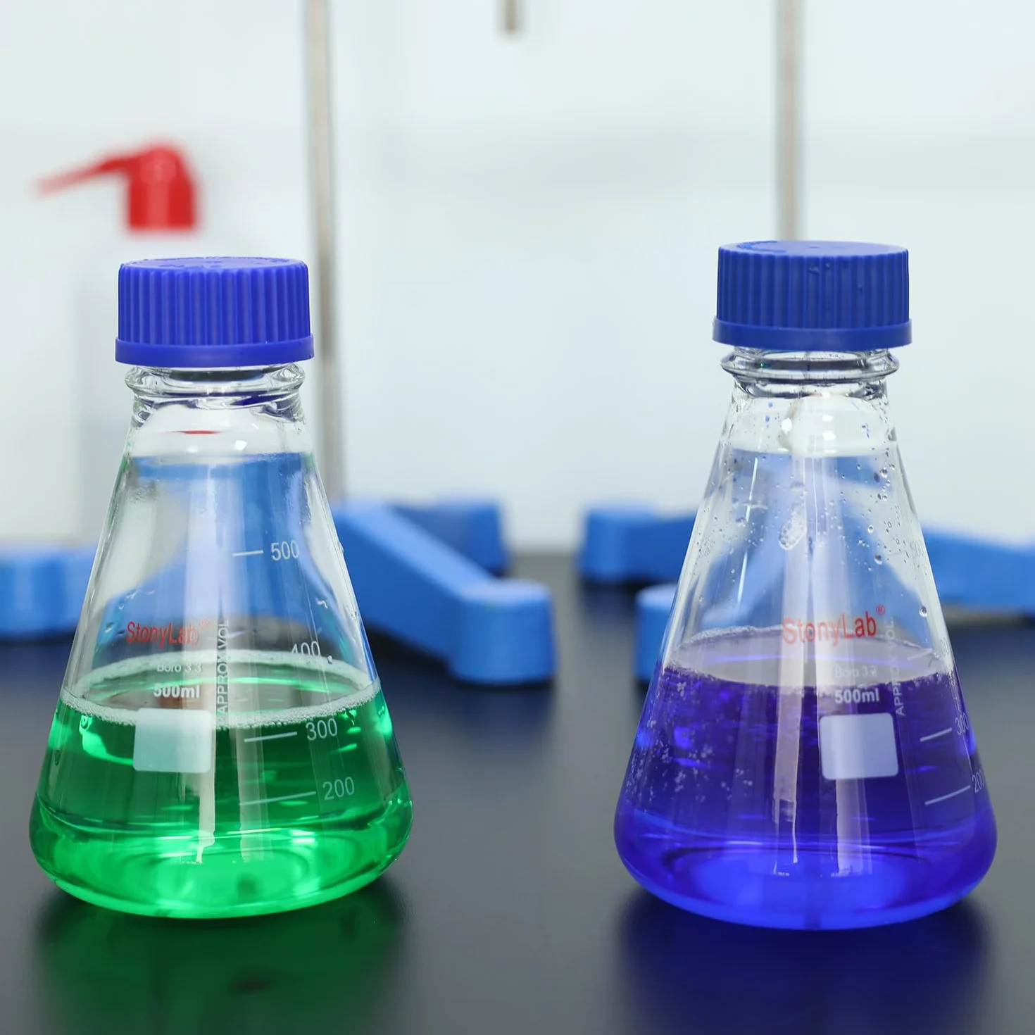 stonylab kolba Erlenmeyer z niebieską zakrętką, fazowana kolba laboratoryjna ze szkła borokrzemowego z podziałką, 500 ml