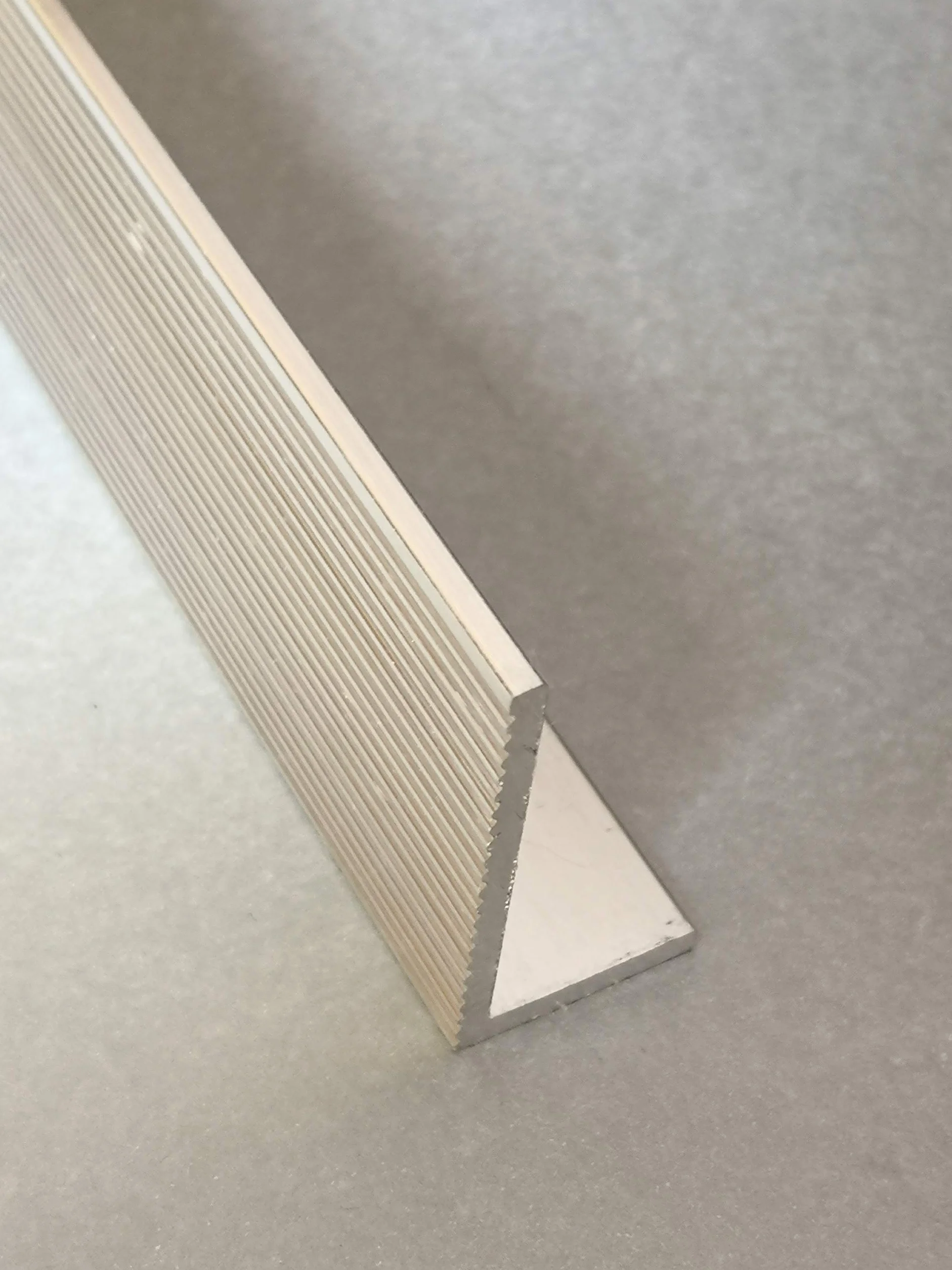 Aluminiowy kątownik schodów ryflowany antypoślizgowy 200 cm 50 x 20 x 3,5 mm
