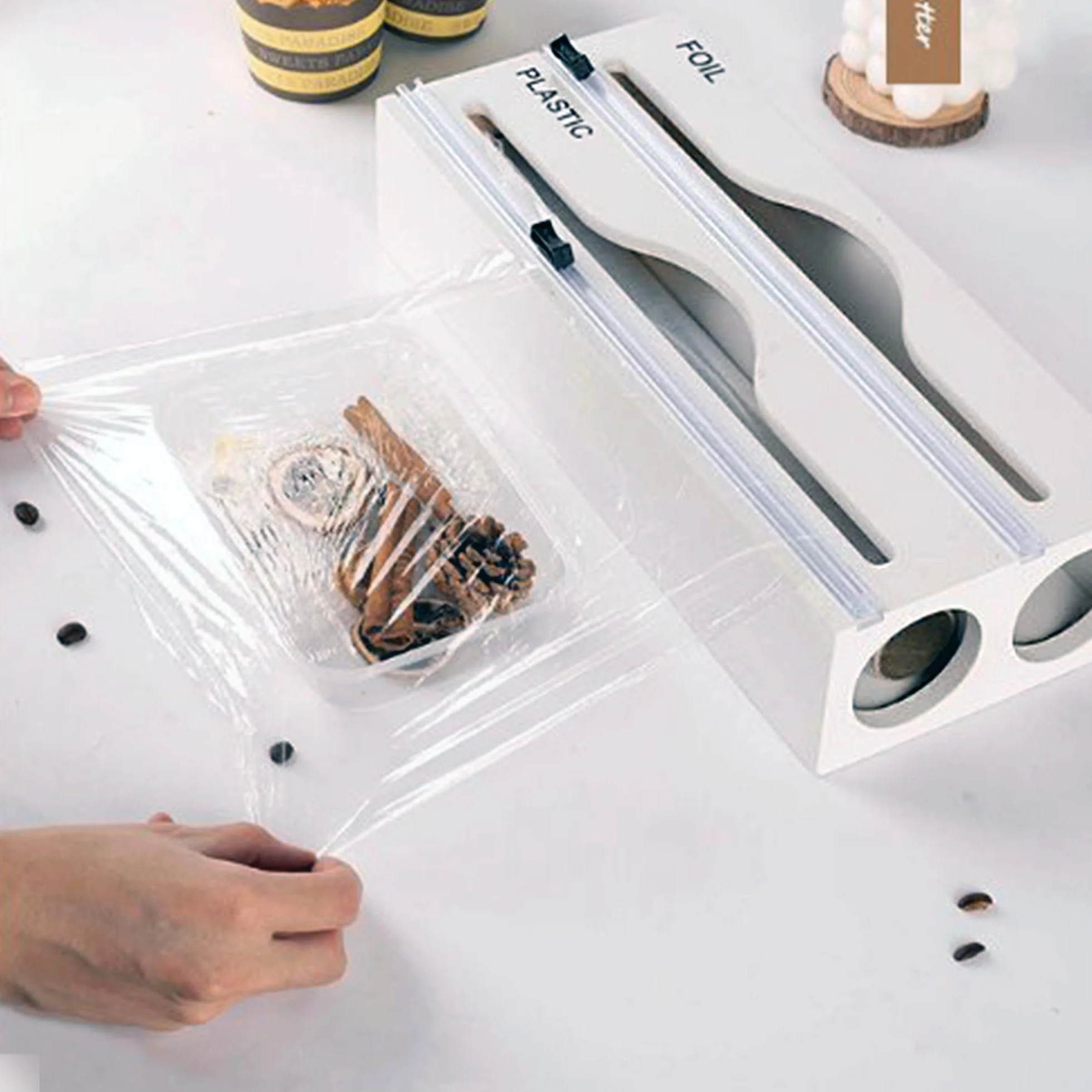 SUQ Wrap Dispenser-Cutter, napełniany dozownik folii cling, przyssawka do cięcia folii plastikowej Żywność Przezroczysta folia i folia do kuchni, restauracja (Dwuwarstwowy biały)