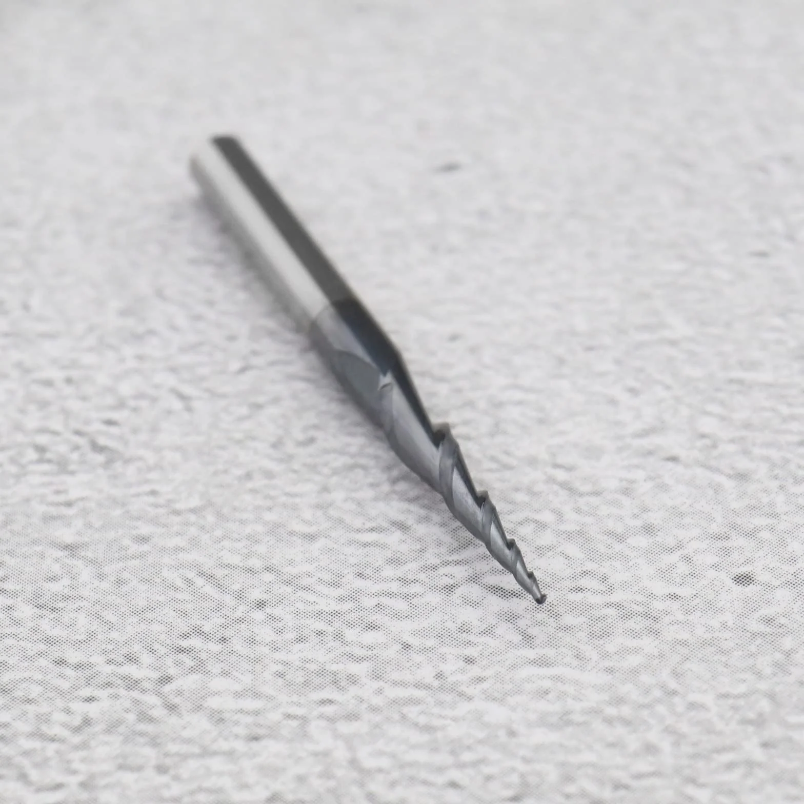 Zwężany frez z końcówką kulową z końcówką kulową 0,25 mm, solidny węglik wolframu, 2 rowki, powlekane TiAIN, narzędzie do grawerowania CNC, trzpień 1/8 cala do centrów obróbki CNC