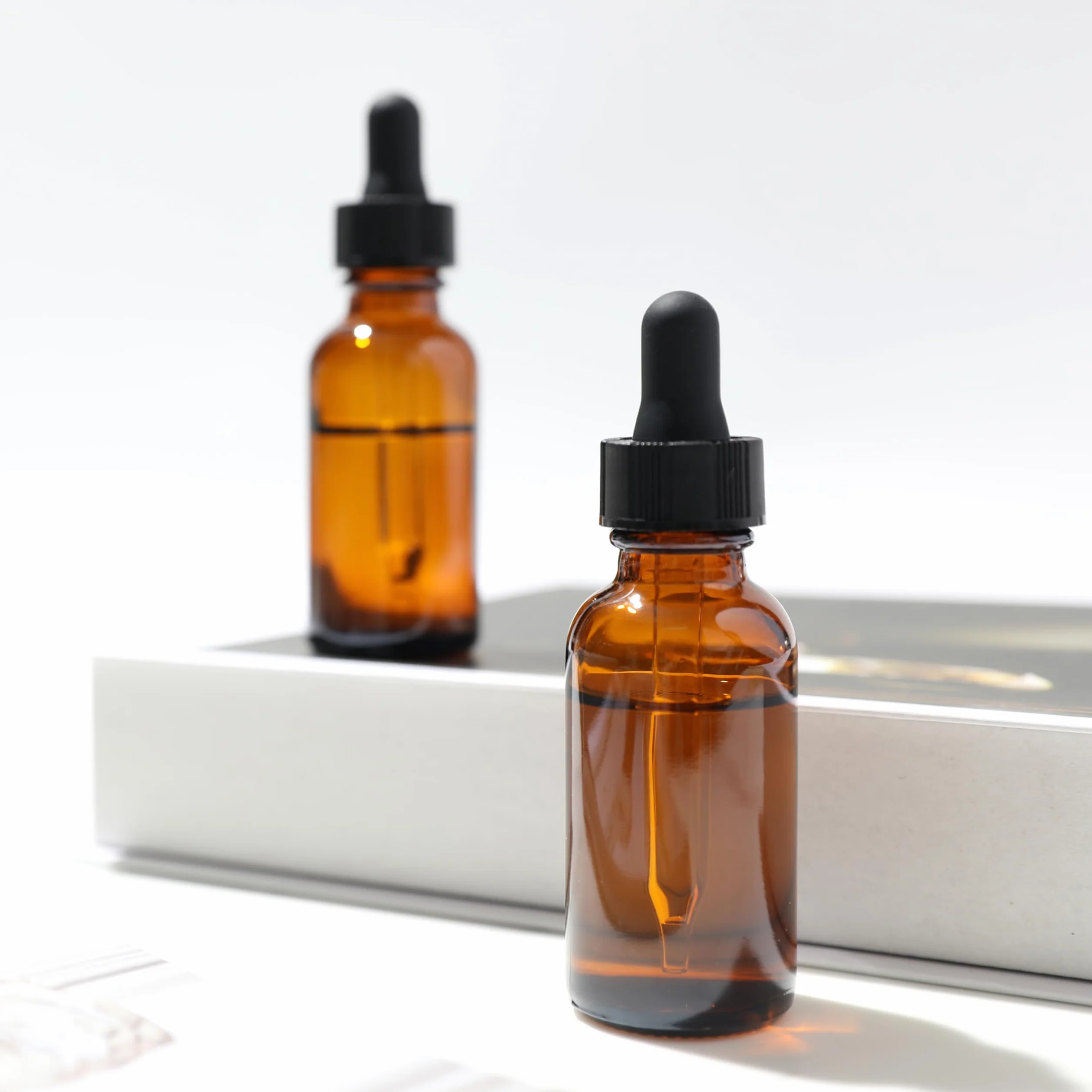 Magic Season Boston okrągłe szklane butelki (bursztynowe / 30 ml z zakraplaczem/2 szt.)
