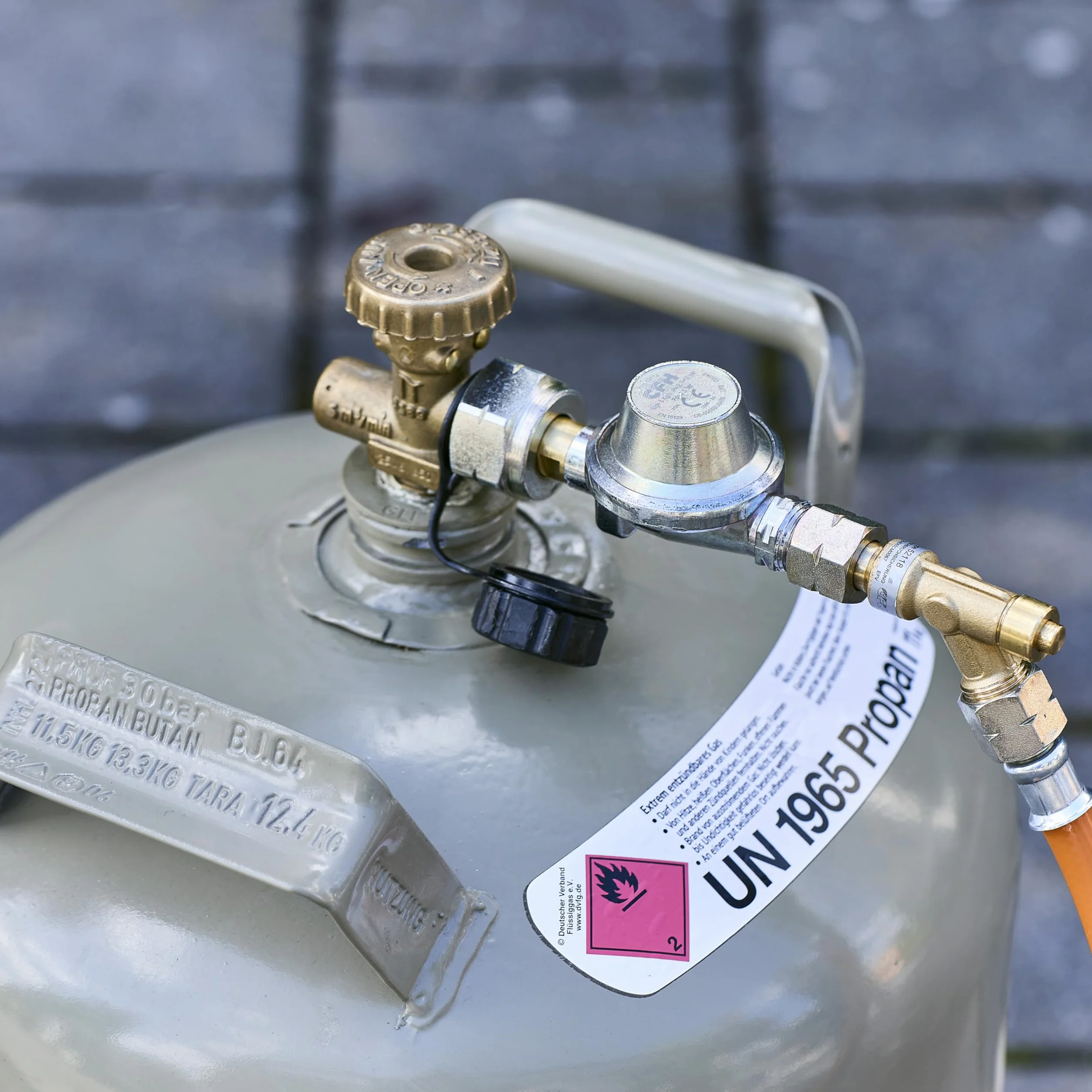 CFH Propan regulator ciśnienia butli gazowej DR 114 2,5 bar – regulator ciśnienia gazu – wejście G.5 i wyjście H.6 3/8" zgodnie z normą EN 16129, przepływ 6 kg/h
