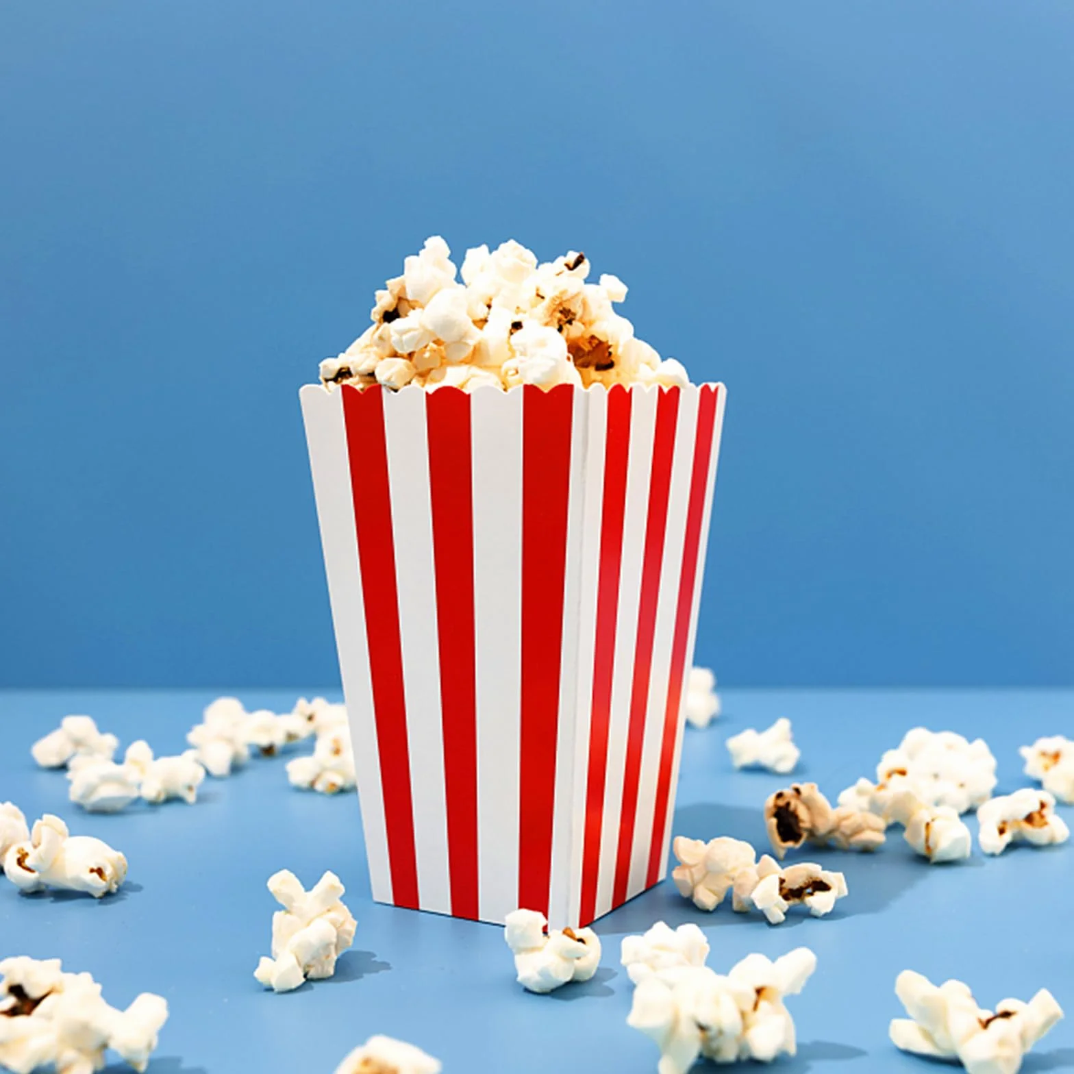 ZOENHOU 120 sztuk torebek na popcorn czerwono-białe paski mini pudełka na przekąski kartonowe pojemniki na słodycze zestaw
