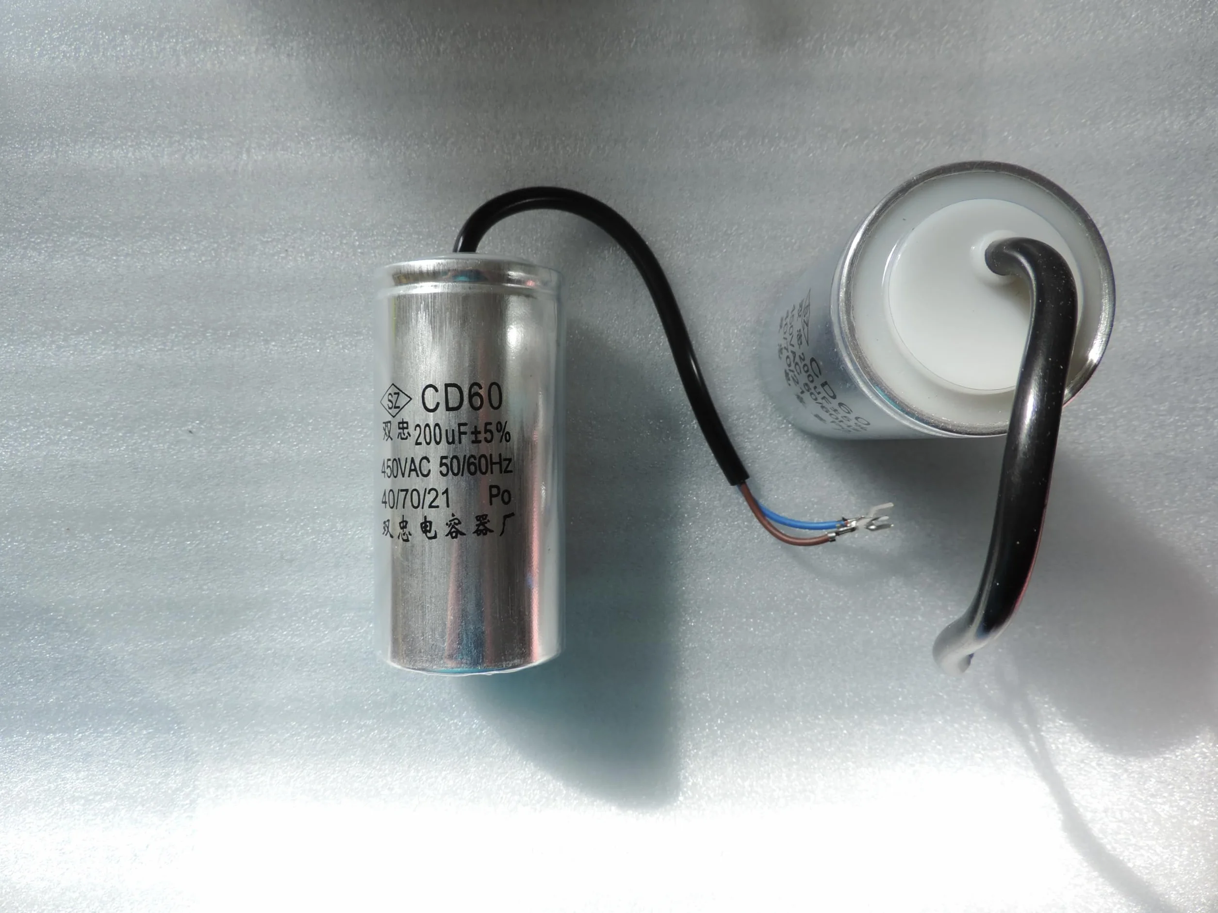 Kondensator rozruchowy CD60 200μF 450V 40/70/21 z przewodami przyłączeniowymi