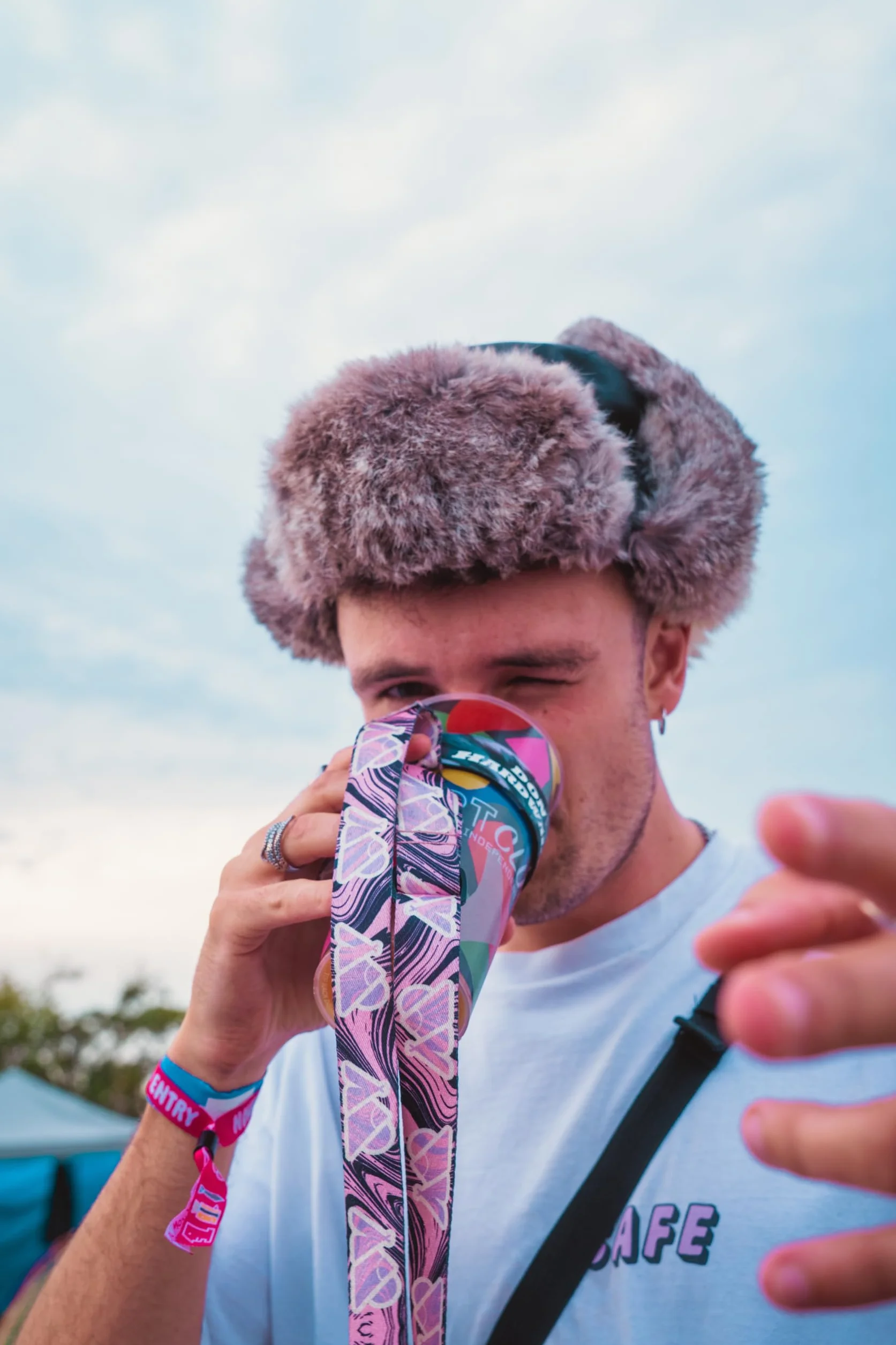 Uchwyt na kubek festiwalowy smycz do piwa akcesoria do butelek kubki do kawy paski do kubków paski na ramię (2, Różowy)